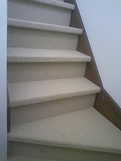 階段に絨毯１.jpg