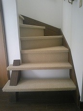 階段に絨毯.jpg